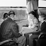152867 Afbeelding van een gezin (fam. de Haan) in een trein van de N.S.